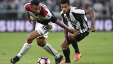 Китайците изкушават Дани Алвеш с €10 млн. на сезон