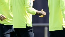 Дани Алвеш пее пред репортери + ВИДЕО