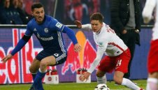 Юве е близо до двама защитници 