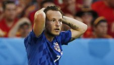 Изроди бомбардираха Ракитич и семейството му с камъни