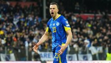 Голяма красавица подкрепя герой на Босна + СНИМКИ 