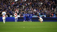 Франция елиминира Хърватия след голяма драма с дузпи
