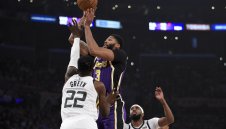 Лейкърс взе първа победа след здрава защита