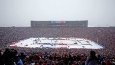 105&nbsp;000 гледат хокей на открито