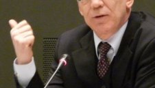 ФИФА да каже за подкупите, призова германският вътрешен министър