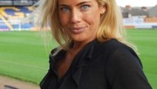 Манекенка стана футболен шеф
