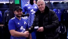  Сираков връчи нов сребърен медал на фен Левски + ВИДЕО