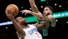 Клипърс натупа здраво Бостън и продължава с победите