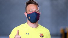 Артур кацна в Торино, минава прегледи в Юве + ВИДЕО