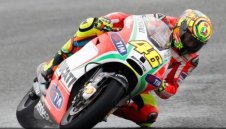 “Дукати” блестящи на мократа Силвърстоун