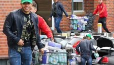 Мемфис Депай се запаси с "тонове" тоалетна хартия + СНИМКИ