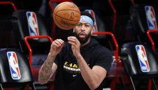 Веждата се завърна, но Езерняците паднаха от Далас