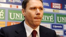 И Марко ван Бастен отсвири Холандия