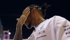 Хамилтън вдигна напрежението в Мерцедес