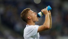 Кимих плюе косвено по Карлето