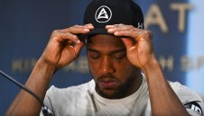 Джошуа ще оправя баланса! Ще се бие в Деня на шегата