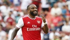 Арсенал се измъчи срещу "чуковете", но все пак взе лондонското дерби