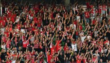 Като на война: Вижте как украинците бомбардират фенове на ЦСКА с камъни, факли и пиратки + ВИДЕО (18+)