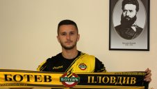 Официално: Ботев (Пд) с първи зимен трансфер, подписа със Запро Динев