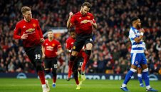 Юнайтед дава нови договори на Йънг и Мата