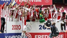 Аякс ще разтопи шампионския трофей, за да направи сувенири + ВИДЕО