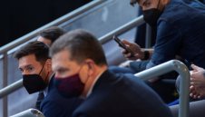 Напуска ли Барса? Меси със загадъчен жест + ВИДЕО