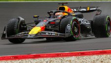 Верстапен спечели квалификацията, но стартира в средата 