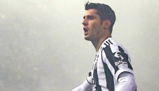 Мората не губи надежда за Барса