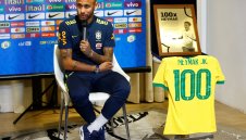 Неймар излиза в мач №100 за Бразилия