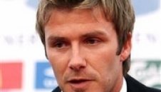 Дейвид Бекъм хвърля капитанската лента на Англия