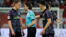 Нов абсурд с VAR: Върнаха отбори от съблекалнята, за да се изпълни дузпа