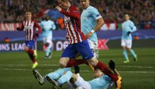 Атлетико оцеля след драма с дузпи