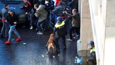 Преди реванша с Юве: Изгониха 54 въоръжени ултраси на Аякс