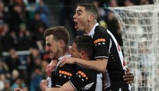 Нюкасъл гледа към спасението след нова победа