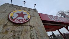 Полиция пази буса с ВАР на „Армията“