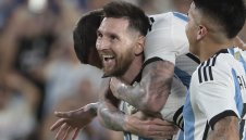 До Марадона и Пеле: Вдигнаха статуя на Меси + СНИМКИ