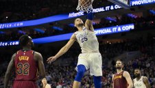 Сиксърс удари Кливланд и излезе трети на Изток