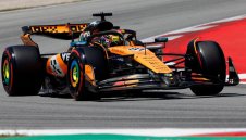 Оскар се справи с Ландо и грабна полпозицията в Барселона