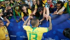 Дани Алвеш се изгаври с Аржентина: Бият ни само в срещи без значение