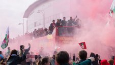 Полицай стреля по автобус с фенове в Германия