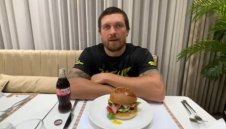 Усик с огромен бургер пред себе си към Фюри: Шкембак, гледай какво ям + ВИДЕО