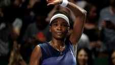 Винъс отупа Мугуруса и е на 1/2-финал във финалния турнир