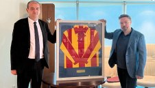 Фен на "Левски" подари на Мило Борисов автентична фланелка