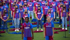 Барса преговаря с две "перли"