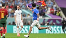 Нахлуване! Протестър, подкрепящ няколко каузи, прекрати мача Португалия-Уругвай