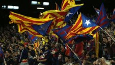 Барса предизвиква УЕФА с 30 000 каталунски флага