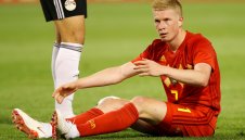 Де Бройне към Азар: Ако си добър, хората те ритат