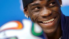 Балотели иска целувка от кралицата