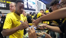 Стана милионер на 14, но Дортмунд ще го маха до дни