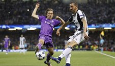 Челси с много сериозна оферта за Бонучи, дава и Матич като бонус